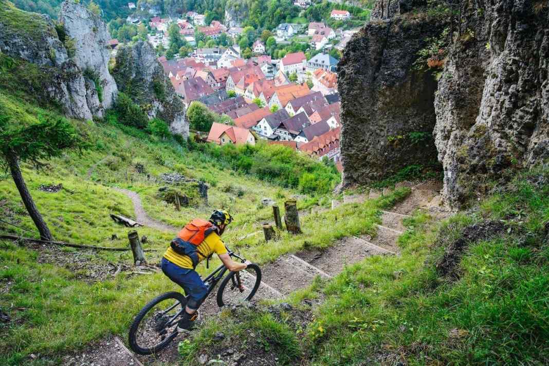 Nürnbergs Klettergarten: Die Fränkische Schweiz ist eine Bilderbuchlandschaft voller Burgen, Fachwerkhäuser und Brauereien – und das Mekka der Freeclimber. Mountainbiker kommen auch, aber sie kriegen nichts geschenkt – es geht zur Sache.