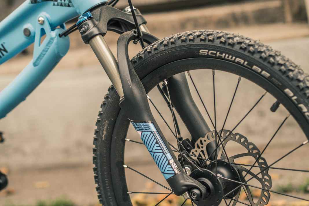 Eine Spinner Grind sorgt mit 50 Millimeter Federweg für etwas Komfort an der Front.