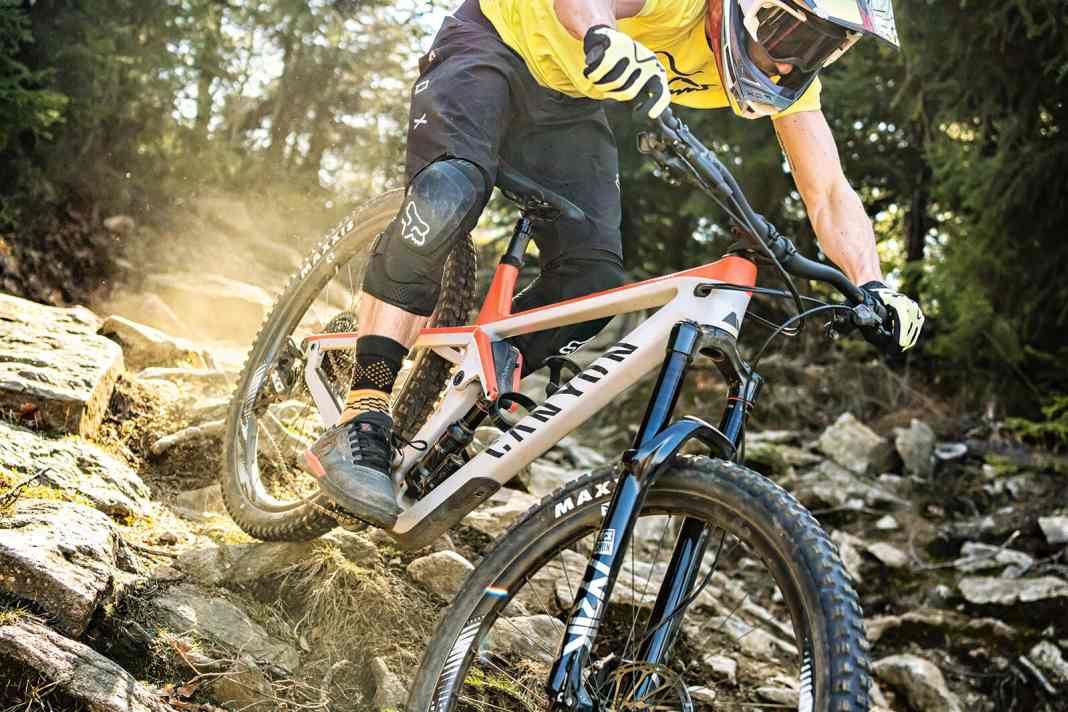 Canyon Strive CF 9.0: Trotz moderater Geometrie und überschaubarem Federweg verfügt das Strive bergab über erstaunliche Nehmerqualitäten.