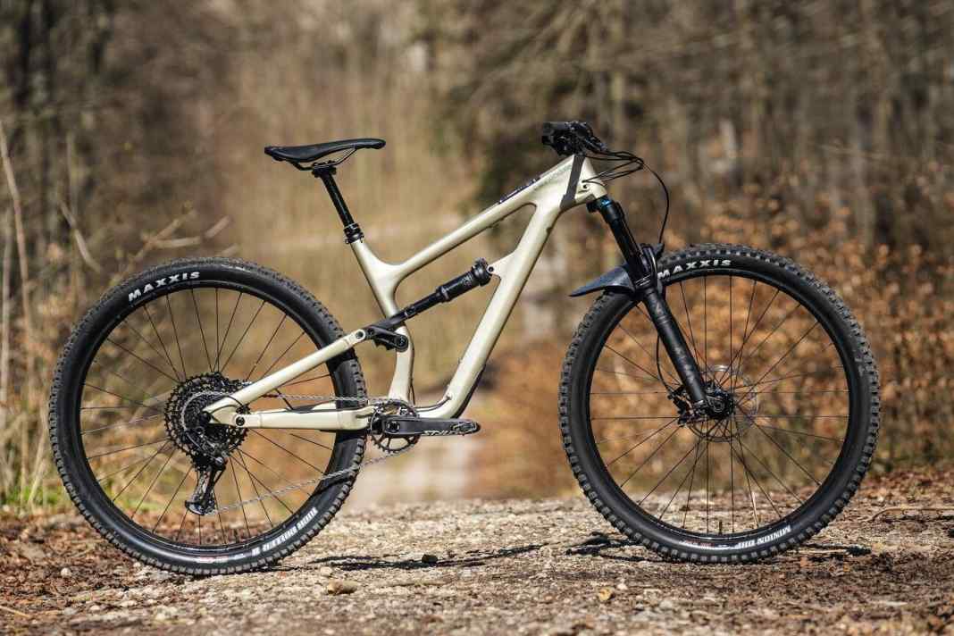 Kategorie All Mountain: Cannondale Habit Carbon 1 (14,1 kg / 141/140 mm / 29" / 3799 Euro).