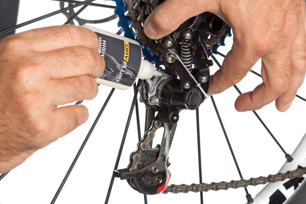 ANTRIEB: Das Bike knarzt beim Treten? Eine Ursache dafür kann die Schaltung sein. In der Regel reicht es aber aus, die Gelenke ein wenig zu ölen. Bei Sram-Type-2-Schaltwerken kann auch die Kupplung knarzen. Öl hilft. Wenden Sie sich sonst an Sram oder Ihren Händler. Wenn Sie die Kupplung selbst öffnen, verfällt die Garantie.