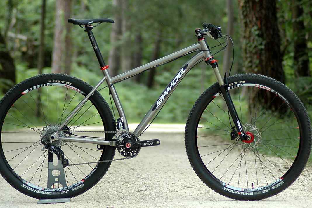 Skyde hat neben dem 29-Zoll-Hardtail (Foto) auch ein Hardtail in 27,5 Zoll im Programm. Beide sind für den Aufbau mit Federgabel konstruiert und komplett in Europa gefertigt. Darauf ist man bei Skyde besonders stolz.