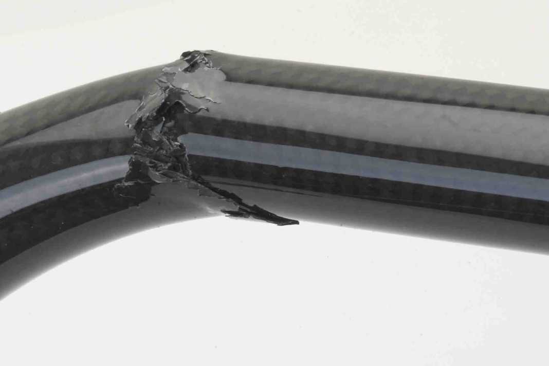 Ergänzung aus BIKE 1/2007:

Die Nachricht des Lenker-Tests (BIKE 12/06) war eindeutig: in der Summe sind Carbon-Lenker stabiler als die Alu-Konkurrenz. Im Test überstanden 75 Prozent der Lenker die harten Anforderungen, beim Alu-Lenkertest in BIKE 10/02 waren es dagegen nur 30 Prozent. Trotzdem gingen auf der Lenkerprüfmaschine insgesamt sechs Test-Exemplare unter schiedlicher Hersteller in die Knie. Als unbedenklich gelten Lenker, die konstant 80 000 Lastwechsel überstehen. Dies gelang einigen Herstellern aber nur mit drei von vier Lenkern. Der Grund: Serienstreuung. Bei der Produktion der handgewickelten Carbon-Lenker können sich gelegentlich Fehler einschleichen – trotz strengster Kontrollen. Deshalb gilt, wie für alle Leichtbau-Teile: Nach einem schweren Sturz sollten Sie sicherheitshalber Lenker und Vorbau tauschen. Die Hersteller haben nach dem Test reagiert: