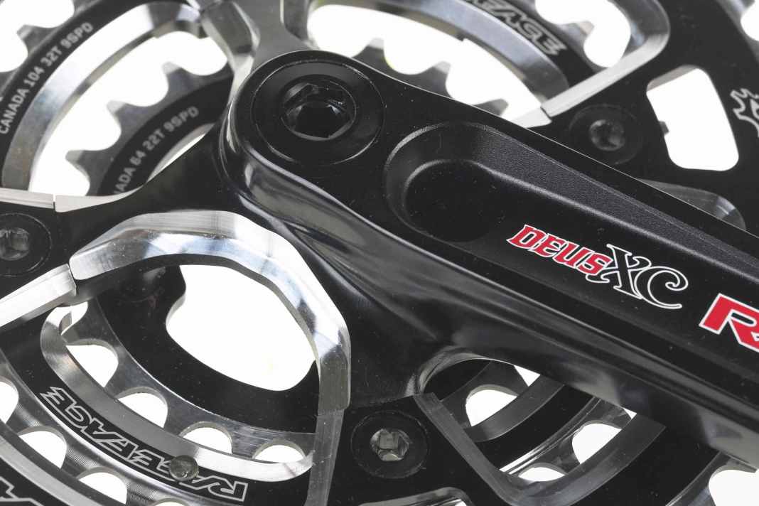 1. SCHRAUBVERBINDUNG

Der Kurbelarm wird mit einer zentralen Schraube auf die Vielfach-Verzahnung der Kurbelwelle gezogen und mit 40-60 Nm fixiert. Ein Abdeckring dient als integrierter Abzieher.