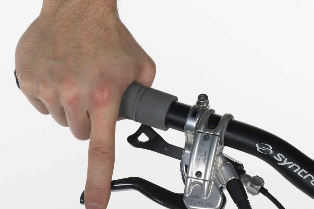 1. HEBELPOSITION SEITLICH EINSTELLEN: Für maximale Brems-Power rücken Sie die Bremsgriffe so weit nach innen, dass Sie die Hebel am äußeren Ende greifen. Viele Schalthebel lassen sich auch außerhalb der Bremsgriffe montieren.