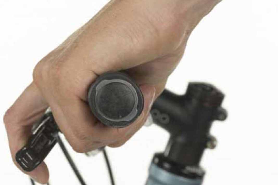 Für alle Arbeiten brauchen Sie, je nach Bremse, einen Inbus zwischen 2,5 und fünf Millimetern. Zuerst stellen Sie den Winkel des Bremshebels ein: Öffnen Sie die Schraube am Hebel und positionieren Sie den Hebel so, dass ihre Finger ausgestreckt über dem Bremshebel liegen. Dabei müssen Finger, Handgelenke und Arme eine gerade Linie bilden. Nur so können Sie im Ernstfall Ihre Kraft optimal auf den Hebel übertragen. Schraube noch nicht festziehen!