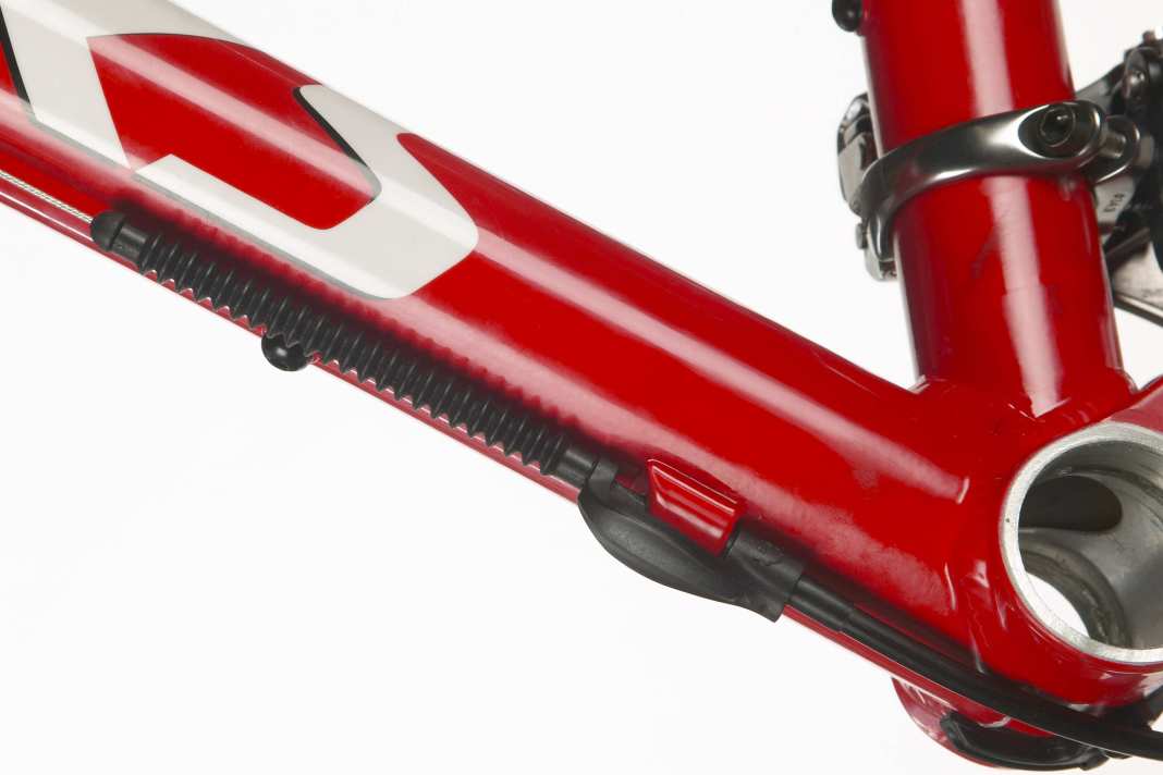 Zugführer

Mit schmutzigen Zügen funktioniert das Dual-Control- System schlechter als andere Schaltsysteme. Deshalb sollten Sie die Züge dichten und besonders penibel verlegen. Schwergängige Züge machen das Schalten mit Dual Control anstrengend. Verlegen Sie die Züge also besonders sorgfältig. Geben Sie nur so viel Schalthülle, dass sie bei vollem Lenkeinschlag gerade nicht abreißen. Mit den “Nightcrawlern” von SRAM dichten Sie die Züge perfekt ab. Auch andere Systeme wie etwa von Nokon, Gore oder Miresistor halten Schmutz fern.