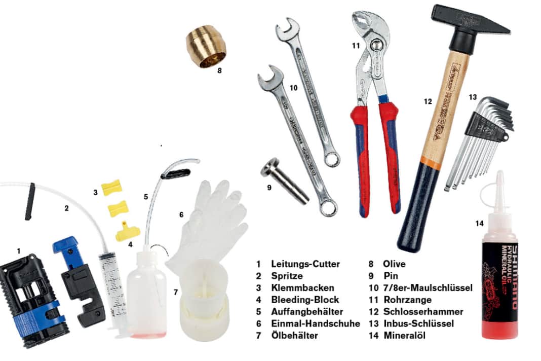 Dieses Werkzeug brauchen Sie: 1. Leitungs-Cutter, 2. Spritze, 3. Klemmbacken, 4. Bleeding-Block, 5. Auffangbehälter, 6. Einmal-Handschuhe, 7. Ölbehälter, 8.  Olive, 9. Pin, 10. 7/8er-Maulschlüssel, 11. Rohrzange, 12. Schlosserhammer, 13. Inbus-Schlüssel, 14. Mineralöl