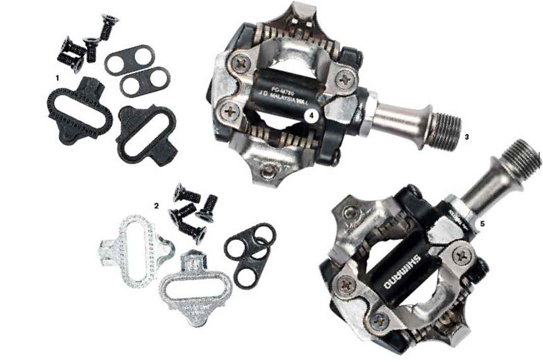 PEDALE WARTEN

 INFOS 1. Für Shimano-Mountainbike-Pedale gibt es zwei verschiedene Arten von Cleats. Die schwarzen SH51-Cleats verfügen über einen Einfach-Ausstieg. Das heißt: Das Pedal löst nur durch Drehen der Ferse zur Seite aus.

 2. Die silberne Variante mit der Bezeichnung SH56 verfügt über einen Mehrfach-Ausstieg. So lässt sich das Pedal auch über eine Drehung der Ferse nach oben auslösen.

 3. Die Gewinde der beiden Pedale sind nicht gleich. Ein Linksgewinde auf der linken und ein Rechtsgewinde auf der rechten Seite verhindern, dass sich die Pedale beim Treten selbstständig lösen.

 4. Vorsicht beim Einschrauben: Welches Pedal auf welche Kurbelseite montiert wird, steht auf dem Pedalkörper. Im Zweifel muss die Schraube zur Einstellung der Auslösehärte immer nach hinten zeigen.

 5. In welche Richtung sich die Achse vom Pedal zum Service lösen lässt, zeigt ein kleiner Pfeil auf der Außenseite des Pedalkörpers.
