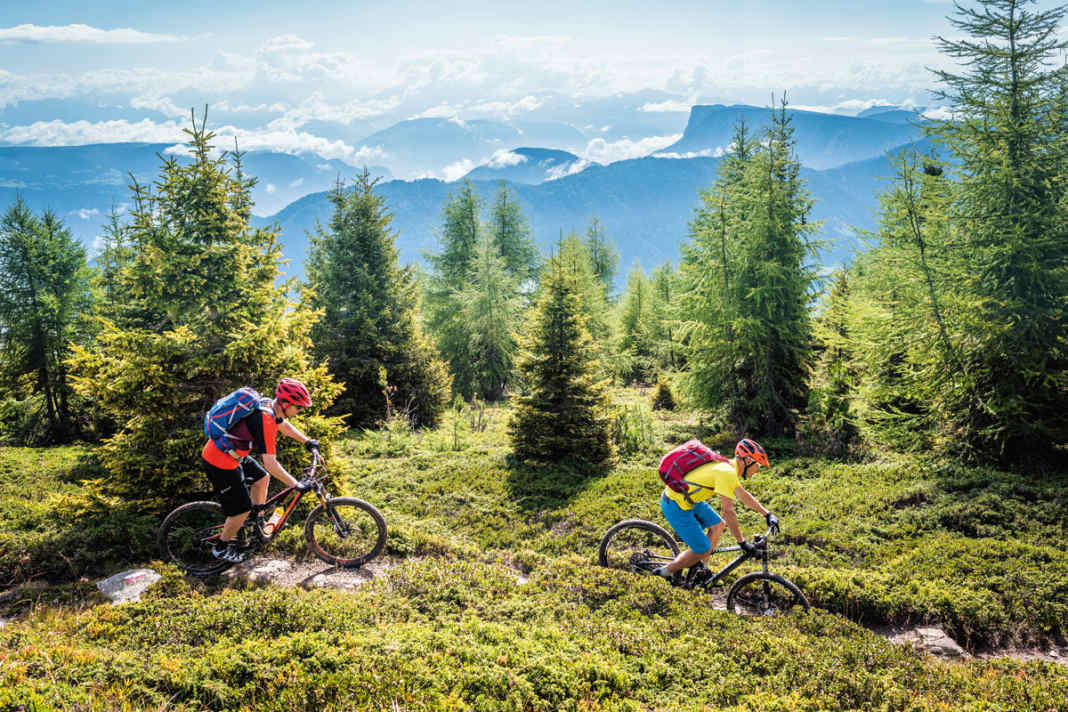 Von Rabland mit Hilfe der Seilbahn zum Vigiljoch hinauf und weiter zum Rauhen Bühel: Hier startet dieser Traum-Trail ins Ultental. 