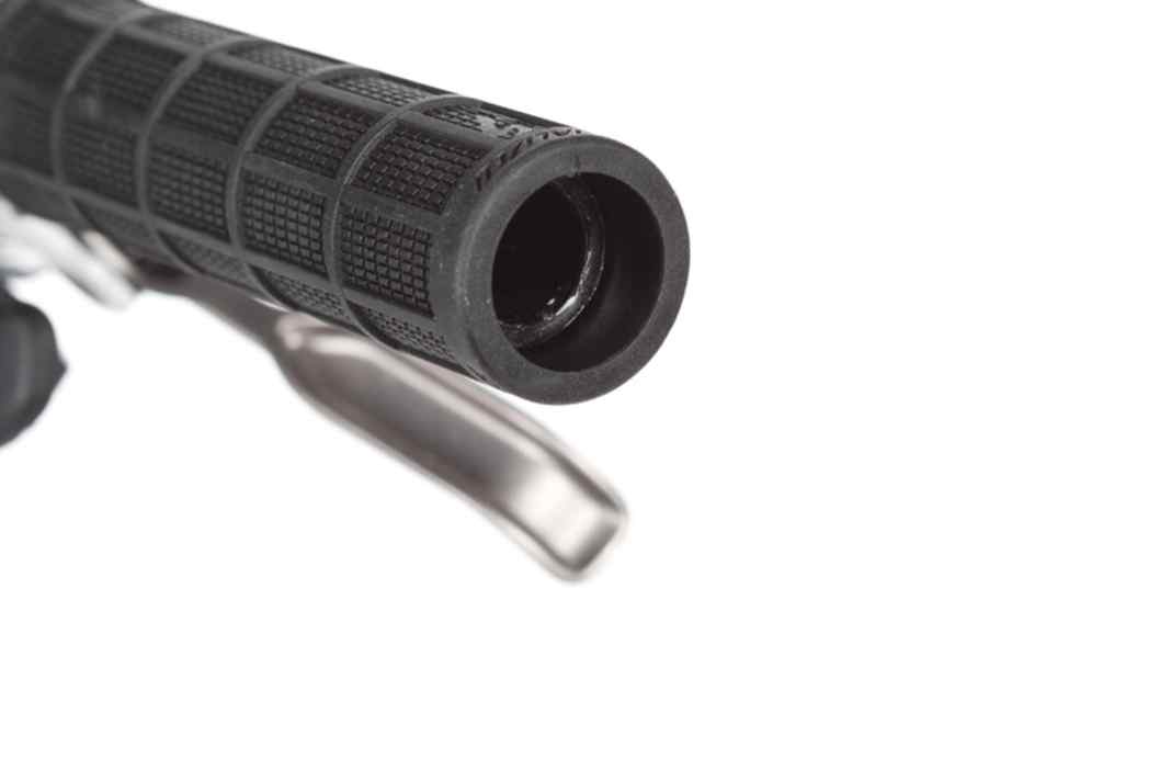 Einseitige Schraubgriffe wie hier der Specialized Grappler (19,95 Euro) schaffen Platz am Lenker. Der Griff ist steif genug, dass sich damit der Lenker problemlos um etwa einen Zentimeter verbreitern lässt. Das schafft Platz in der Lenkermitte und spart unter Umständen den Kauf eines neuen Lenkers.