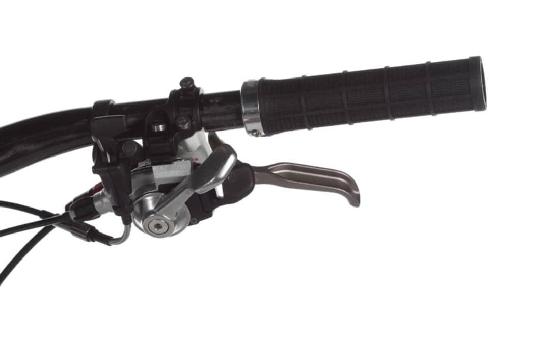 Aufgeräumte Optik
Die SRAM-Matchmaker-Schelle befestigt Brems- und Trigger- Schalthebel gemeinsam an nur einer Klemmung. Neben der aufgeräumten Optik sind die Armaturen so immer perfekt erreichbar (25 Euro).