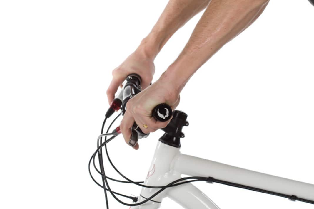 Neigung
Stellen Sie sich in Abfahrtsposition auf Ihr Bike und stützen sich mit dem Körper an einer Wand ab. Drehen Sie die Bremshebel so, dass die gedachte Verlängerung Ihrer Unterarme direkt durch den Bremshebel führt. Stellen Sie zusätzlich die Hebelweite des Bremsgriffs so ein, dass Ihre Finger in entspannter, leicht abgewinkelter Haltung bleiben.