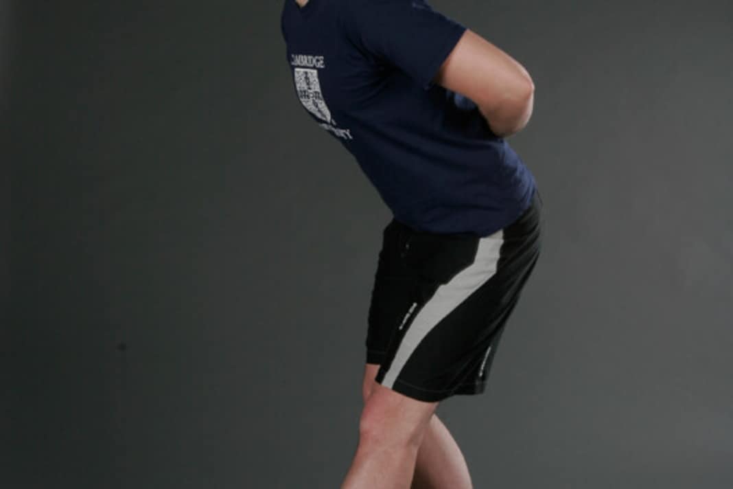 Dehnen der Kniebeuger: 
leichter Ausfallschritt mit dem zu dehnenden Bein. Beugen Sie das hintere Bein. Neigen Sie den aufgerichteten Oberkörper nach vorne. Kontrollieren Sie mit Ihren Händen, dass Ihre Lendenwirbelsäule gestreckt ist. Wenn es jetzt im hinteren Oberschenkel und der Kniekehle zieht, haben Sie alles richtig gemacht. Halten Sie diese Position dreimal für jeweils 30 Sekunden.