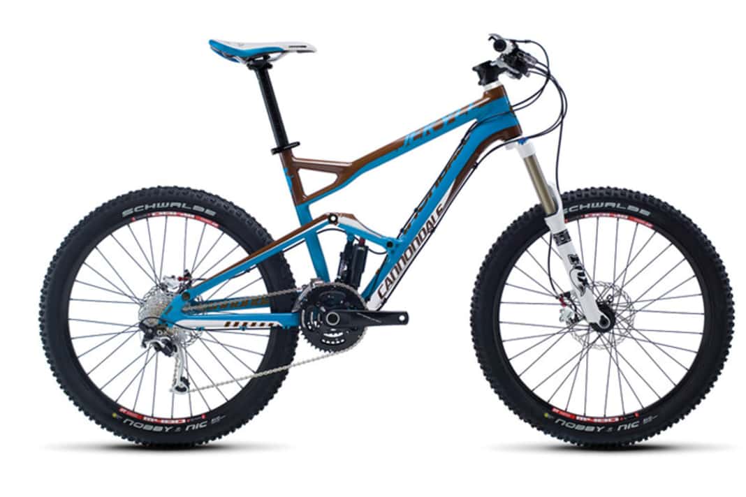 Jekyll 3 ist das Top-Modell der Alu-Baureihe. Das Fahrwerk ist ein paar hundert Gramm schwerer als Carbon, die Ausstattung liegt auf Shimano-XT-Niveau. Am Fahrverhalten sollte sich gegenüber den teureren Modellen nicht viel ändern, auf eine Teleskop-Stütze muss man aber verzichten. Das zweite Alu-Modell Jekyll 4 für 2499 Euro ist schwach ausgestattet, hier fehlt auch die Niveau-Regulierung an der Gabel.