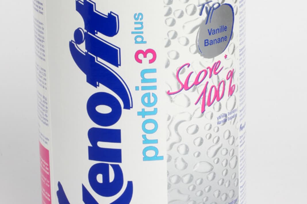 Das Vollkommene (PROTEIN 3 PLUS)
Da steckt alles drin: Molke-, Milch- und Eiprotein, dazu L-Carnitin. Xenofits Protein 3 Plus überzeugte auch geschmacklich. Lob für die Verpackung, die mit beschichteter Pappe auskommt – alle anderen setzten auf Vollplastik. Für alle mit Umweltbewusstsein und Geschmack. 350g, 19,80 Euro www.xenofit.de