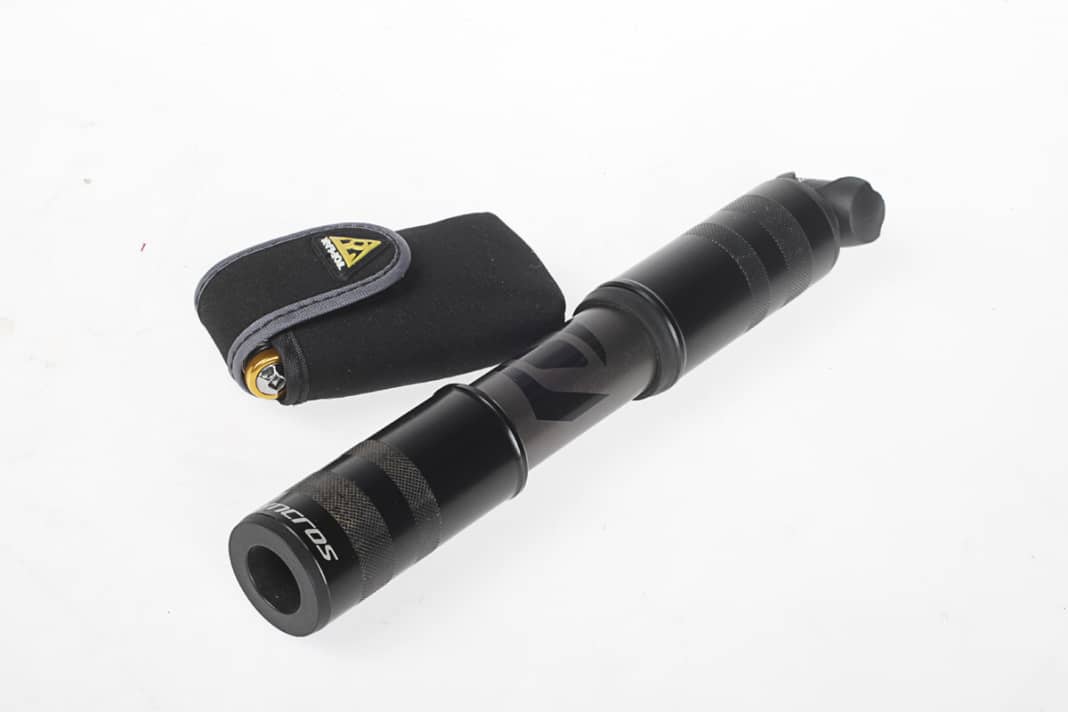 Spitze oder scharfe Gegenstände haben generell im Rucksack nichts zu suchen. Mini-Tool oder Pumpe haben allerdings keinen negativen Einfluss auf die Schutzwirkung des Rücken-Protektors. Wir haben den Camelbak mit Werkzeug bestückt und das Schlagelement direkt auf die Tools fallen lassen. Das Ergebnis überrascht: Die auftretenden Restkräfte liegen jeweils knapp unter 6000 Newton. Zum Vergleich: Ohne Inhalt erzielt der Camelbak K.U.D.U. einen mittleren Wert von 5830 Newton.