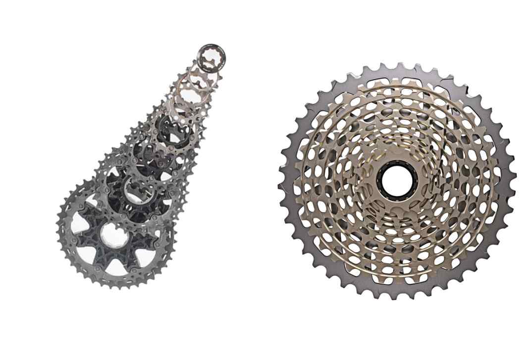 An der neuen Shimano XTR-11fach-Kassette (links) erkennt man, welcher Aufwand betrieben wird, um das Gewicht niedrig zu halten: Die größten sechs Ritzel bestehen aus Titan, paarweise auf Carbon Spidern fixiert. Kaum weniger bestimmt geht Sram bei ihren Top-Gruppen vor und fräst wahre Kunstwerke aus einem Stahlblock.