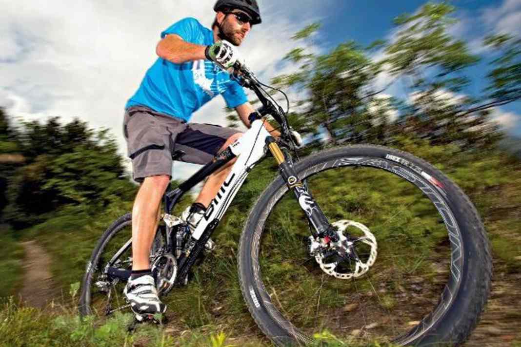 BMC TRAILFOX CARBON TF01

 Leicht, vielseitig, luxuriös, teuer. Diese Attribute passen perfekt zum All-Mountain-Flaggschiff von BMC, dem Trailfox in Carbon.