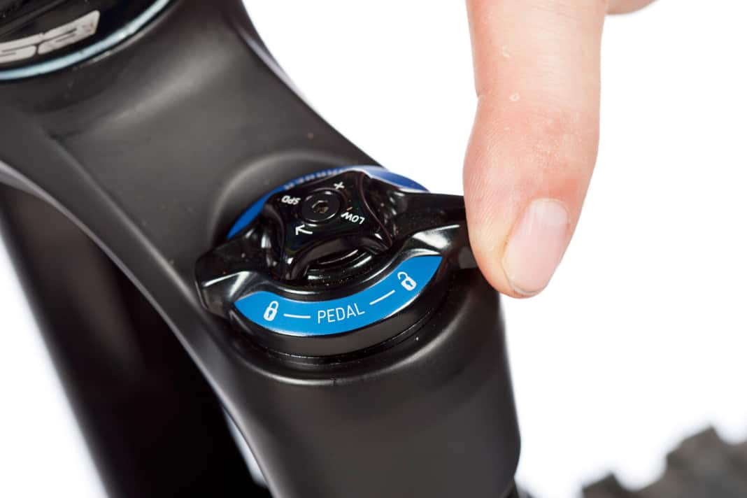 Dämpfung auf Damit das Setup nicht durch die Dämpfung beeinflusst wird, sollte man die Druck- und Zugstufe an Gabel und Dämpfer ganz öffnen. Die blauen Verstellknöpfe sind normalerweise für die Druckstufe, die roten für die Zugstufe zuständig.