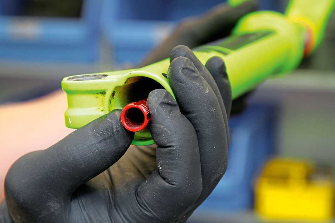 1. Nach der Grobreinigung (mit Wasser, Bürste & Lappen) kann man direkt mit der Demontage beginnen. Dazu zuerst den Drehknopf der Zugstufe entfernen. Er ist rot und befindet sich unten am rechten Holm.