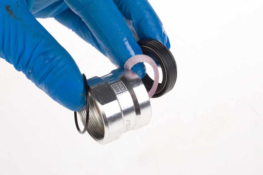 1. Tränken Sie den neuen Schaumstoffring mit 2,5W-Öl und setzen Sie diesen oben und den O-Ring unten ein. Anschließend wird die neue Staubdichtung oben in die Überwurfmutter eingepresst.