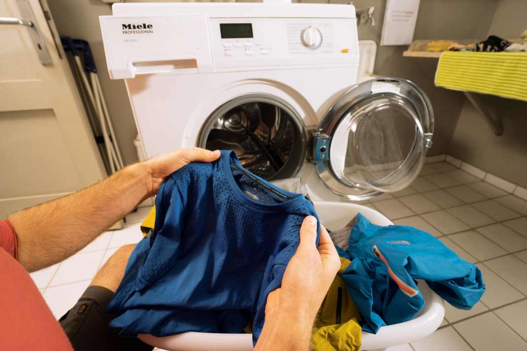 1. Sortieren: Feine Stoffe wie Merinowolle können von Kletts oder Zippern beschädigt werden und sollten alleine in die Maschine. Jacken mit Membran, Fleece-Teile oder Funktionswäsche können in der Regel zusammen in die Maschine. Nicht mehr als drei Kilo auf einmal waschen. 