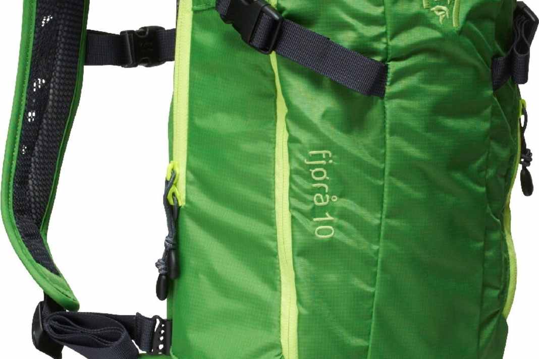 Der neue Rucksack Fjørå Pack fasst anstatt 7 Liter nun 10 Liter und verfügt über das patentierte Ride Rail System der Norweger, mit dem der Biker die Schulterriemen perfekt auf seine Größe einstellen kann. Das Hauptfach bietet Platz für Pumpe, Werkzeug, Trinkbeutel und Fahrradschlauch, die obere Tasche eignet sich für kleine Dinge wie z. B die Sonnebrille oder Müsliriegel. Selbstverständlich ist auch ein System für den Trinkbeutel integriert. Durch die vielen äußeren Riemen kann auch der Helm gut fixiert werden. Den Rucksack gibt es in Norrøna Green und Cool Black. Preis: 89,00 Euro.