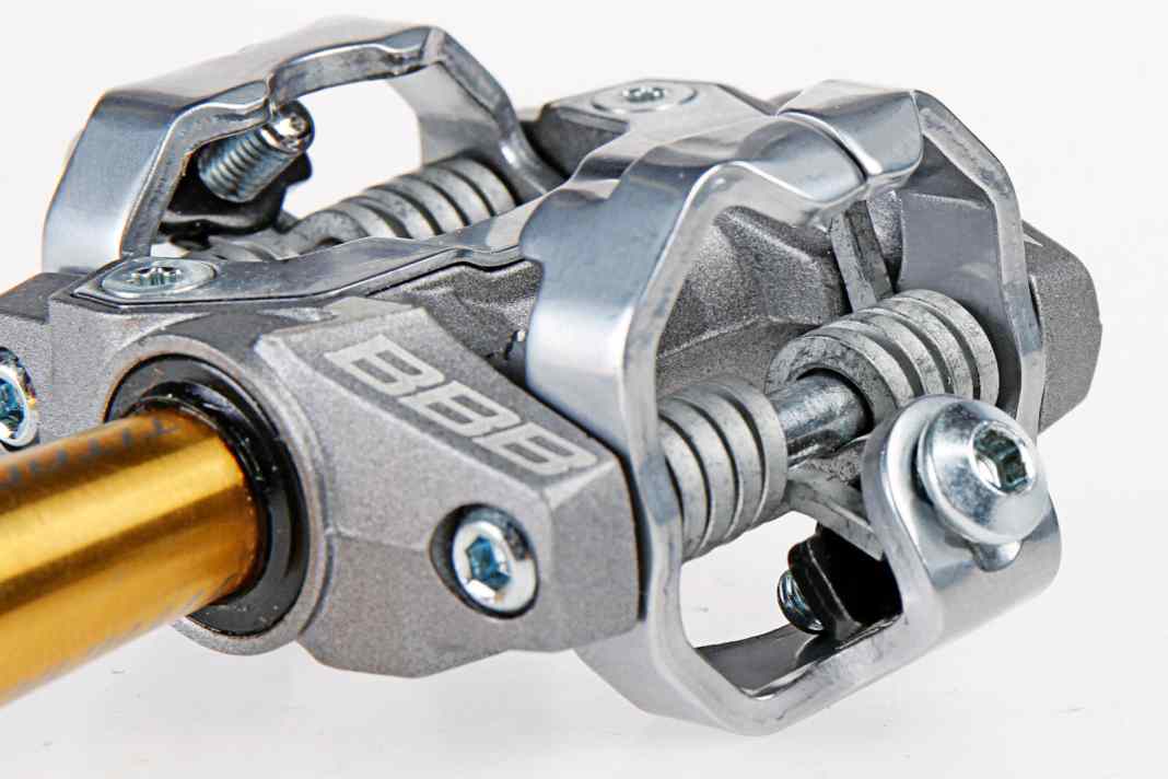 Auslösehärte Nicht nur bei Shimano, sondern auch bei BBB-, HT- und Xpedo-Pedalen lässt sich die Federhärte des Aus­lösemechanismus’ per Inbus-Schlüssel schnell und effektiv verstellen.