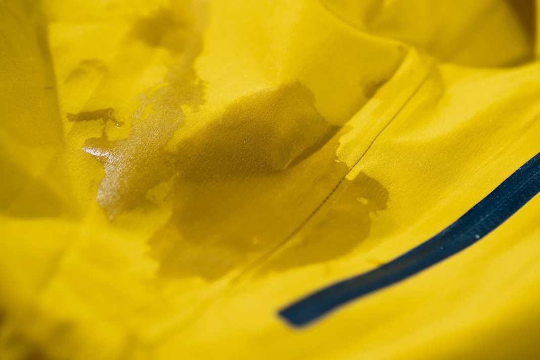 1. Saugstark: Saugt sich das Material wie eine Windel voll, sollten Sie zuerst versuchen, die Imprägnierung im Trockner aufzufrischen. 30 Minuten bei etwa 60 Grad sollten reichen. Perlen die Wassertropfen dann noch immer nicht ab, müssen Sie nachimprägnieren.