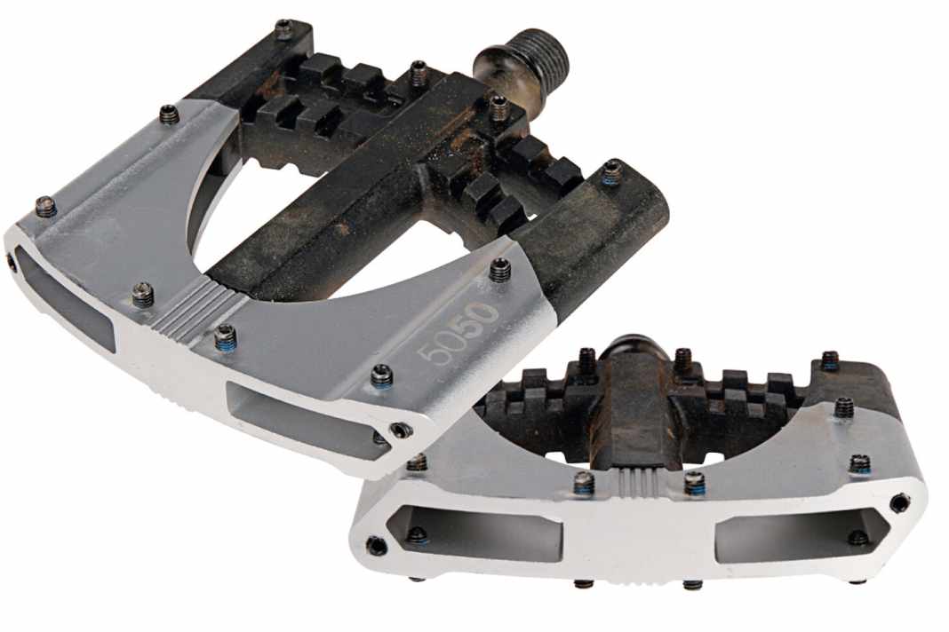 Crank Brothers 5050 2

www.crankbrothers.com

 Preis: 69,99 Euro – Gewicht*: 482 Gramm – Maße: 97x96x19 mm

 5050, halb Kunststoff, halb Alu. Der Klassiker aus dem Crank-Brothers-Programm setzt sich aus zwei verschraubten Teilen zusammen und bietet eine große, ebene Standfläche. Zehn Pins pro Seite lassen sich mit einem Innensechskant in der Höhe verstellen. Das verbessert den Grip nochmals leicht. Allerdings setzt sich der Innensechskant schnell zu, und die Pins machen sich ohne zusätzliche Schraubensicherung schon mal selbstständig. Praktisch: An der Pedalaußenseite verstecken sich jeweils zwei Ersatz-Pins – nur für den Fall der Fälle.

Fazit: schweres Pedal mit fetter Standfläche. Nur mäßiger Grip.

Grip 3 von 6 Punkten

Standfläche 5 von 6 Punkten