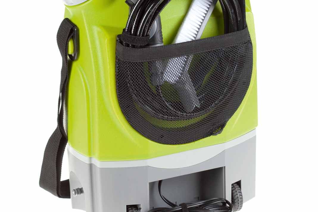 Nomad Aqua2Go: Mit 17-Liter-Tank, integriertem Akku und 220-Volt-Anschluss hat man seine mobile Waschanlage quasi immer und überall dabei. Inklusive langem Schlauch und Bürs­ten-Set kostet der Aqua2Go 169,95 Euro. www.aqua2go.eu