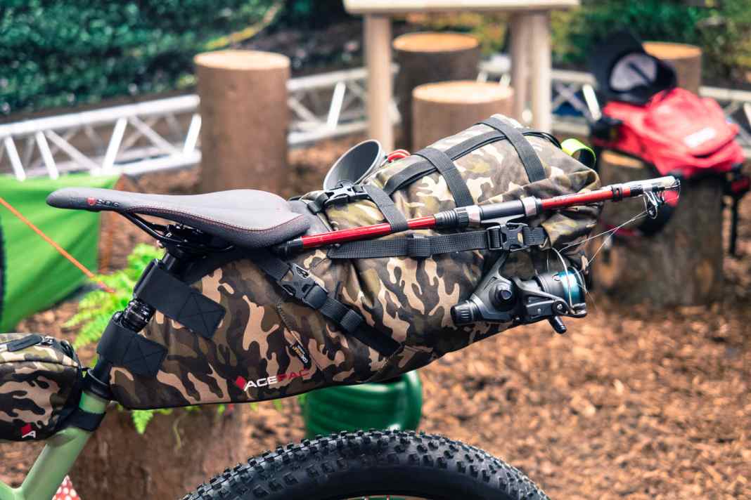 Die Saddle Bag fasst bis zu 16 Liter und bietet zusätzlich praktische Befestigungsriemen.