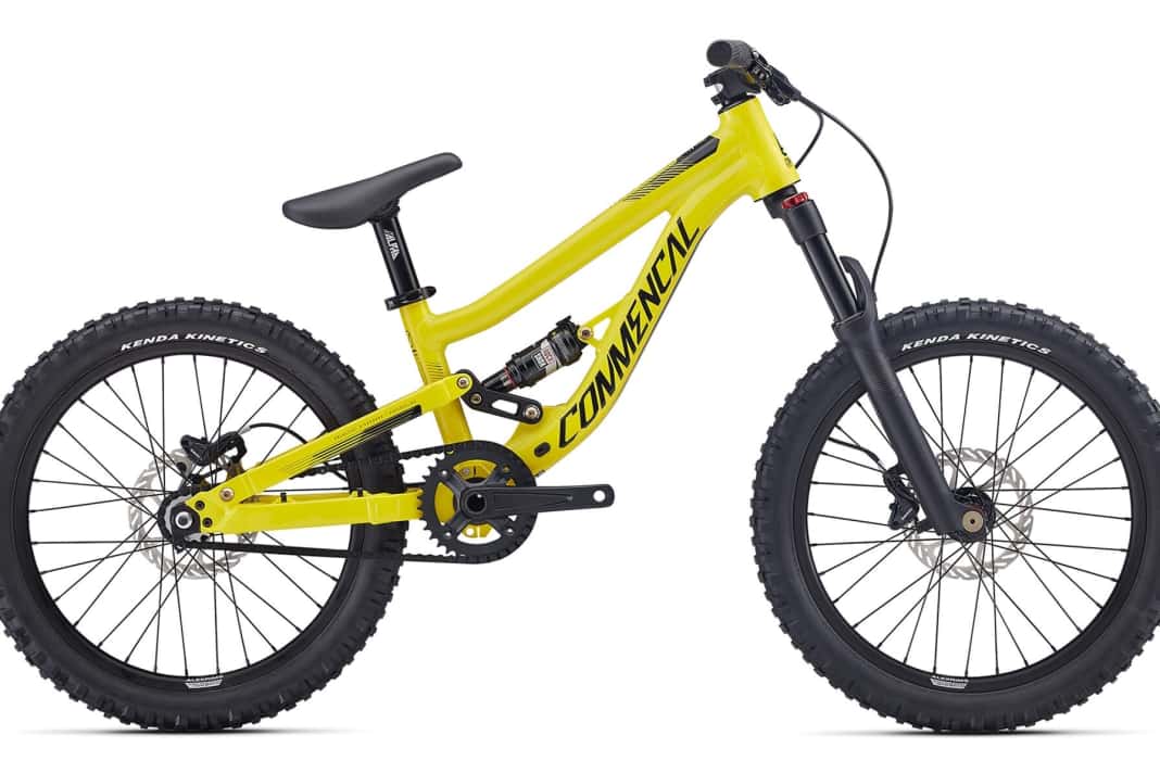 Das 20-Zoll-Modell kommt mit hochwertigen Luftfederelementen und kostet 1699 Euro. Da der Bikepark das Haupteinsatzgebiet sein wird, hat man der Einfachheit und des Preises halber auf Gänge verzichtet.