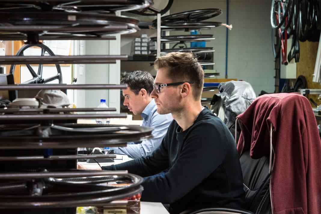 Bevor ein neues Teil in Produktion geht, steht zuerst viel Arbeit am Rechner an. Die Entwicklung sämtlicher Produkte findet bei Bike Ahead Composites mit modernster CAD-Technik statt. Mit Hilfe der Planungs-Software Solidworks können die Ideen der Entwickler in 3D-Modelle umgesetzt werden. Faserstärke und -ausrichtung, sowie die Anordnung der einzelnen Matten, das alles wird im CAD-Programm optimiert.