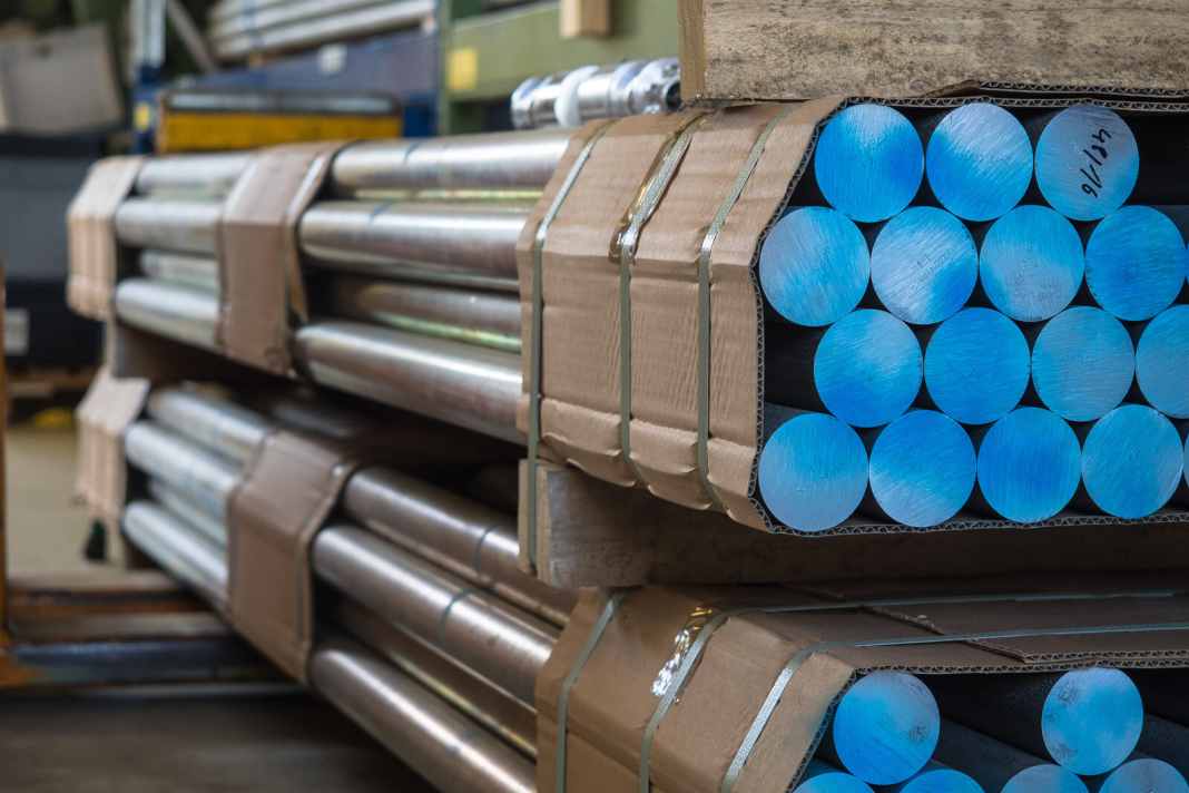 Das Rohmaterial für die Naben lagert stangenweise in der Fertigungshalle. Drei Meter lang, mehr als 25 Kilo schwer und dick wie ein Laternenpfosten. Die Materiallegierung dürfte allerdings um ein Vielfaches hochwertiger sein als die der Straßenbeleuchtungspfosten.