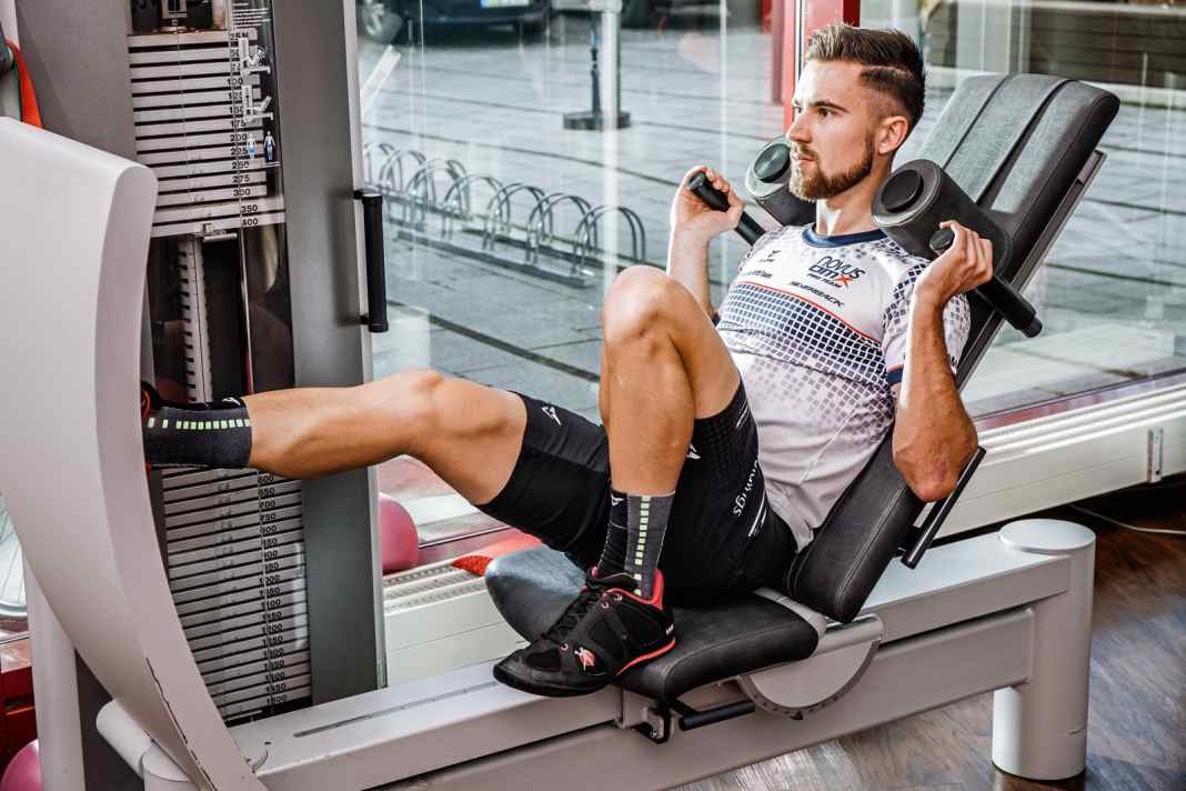 Einbeinpresse: Sitzen Sie mit einem gestreckten Bein und dem zweiten Bein angewinkelt in der Beinpresse. Bauch, Gesäß und das gestreckte Bein angespannt. Den Schlitten bis zu einem Kniewinkel von 90 Grad absenken. Über die gesamte Bewegung ganzsohlig Kontakt halten. Bein nie ganz durchstrecken.

 Darum hilft’s: Ideal bei Asymmetrien der Oberschenkelmuskulatur, die bei ambitionierten Bikern häufig entstehen.
