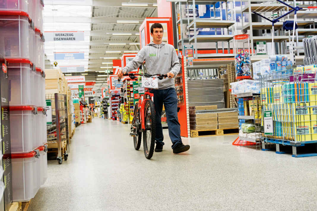 Das Rex Bergsteiger verlässt mit Tester Ludwig Döhl den Baumarkt.
