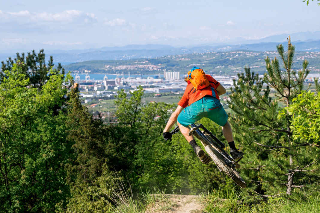 Nur ein paar Pedalumdrehungen hinter der Stadt wellen sich bis zu 1000 Meter hohe Berge. Man folgt den Trails ins Hinterland und überquert fast unbemerkt die Grenze nach Slowenien.