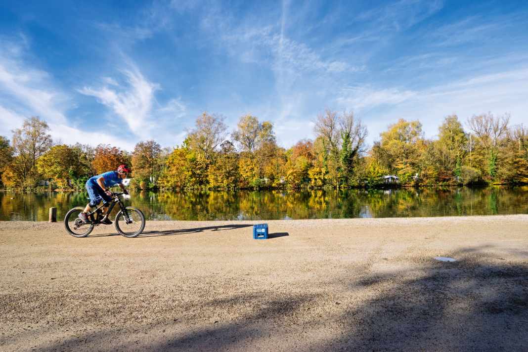 1. Sei vorbereitet! Der Sattel ist ganz abgesenkt. Benutze Flatpedals zum Üben. Ein Finger liegt über die gesamte Zeit auf der Hinterradbremse und greift zu, wenn nötig. Fokussiere bereits schon einige Meter zuvor das Hindernis.