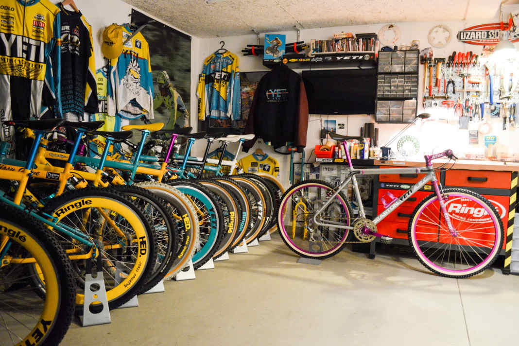 Trikots, Poster, Bikes: Der Keller von Christian ist ein begehbarer Yeti-Schrein.