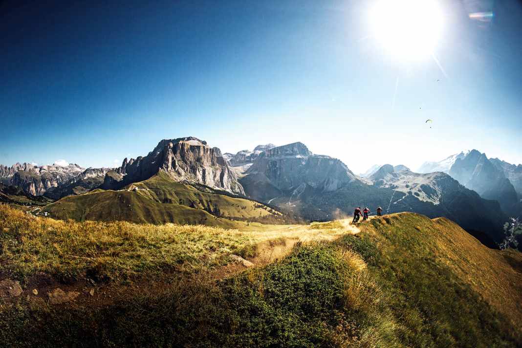 Dolomiten: Gipfeltreffen – Nirgendwo in den Alpen sind die Gipfel so markant wie in den Dolomiten. Schieben sich, wie hier, Sellastock und Marmolada ins Blickfeld, hat man einen der besten Trails mit Lift-Anschluss unter den Reifen. 