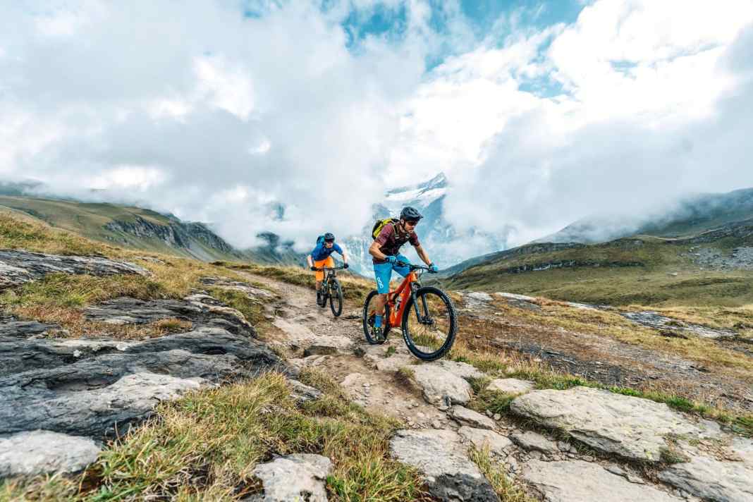 Viele sportliche Touren-Bikes basieren auf einem Racefully. Der Vortrieb scheint eingebaut. Zumindest belegen das die vergangenen Tests im hochpreisigen Segment. Doch haben auch die Modelle  von 3100 bis 4100 Euro noch das Zeug zum Gipfelstürmer? Und wie schlagen sich die beiden brandneuen Highend-Modelle in diesem Vergleich?