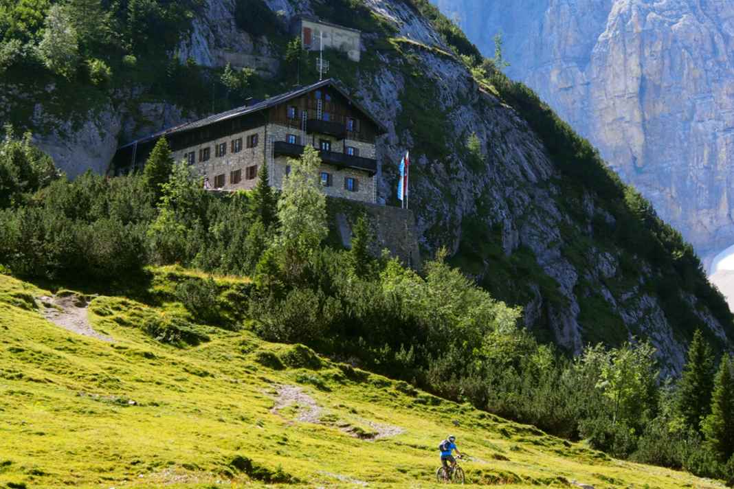 Von Scharnitz zum Karwendelhaus stapeln sich die Höhenmeter erst ganz am Ende in Serpentinenform.