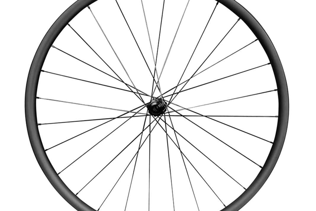 Aus Schleswig-Holstein kommt der Aerycs XC 25. Die hauseigene Carbonfelge misst innen 25 Millimeter und soll radiale Schläge besonders gut wegstecken. Mit DT Swiss 240S-Naben bleiben keine Ausstattungswünsche offen. Der Satz wiegt 1398 Gramm und kostet 1490 Euro.