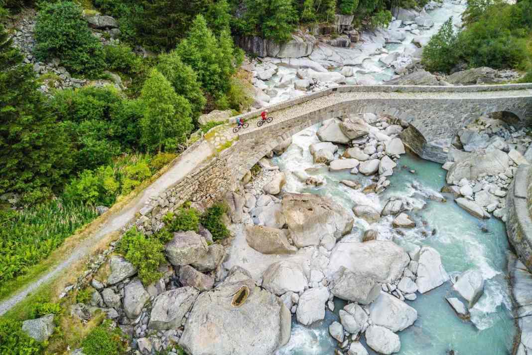 Schöllenen-Schlucht mit Teufels­brücke und Stollenpassage