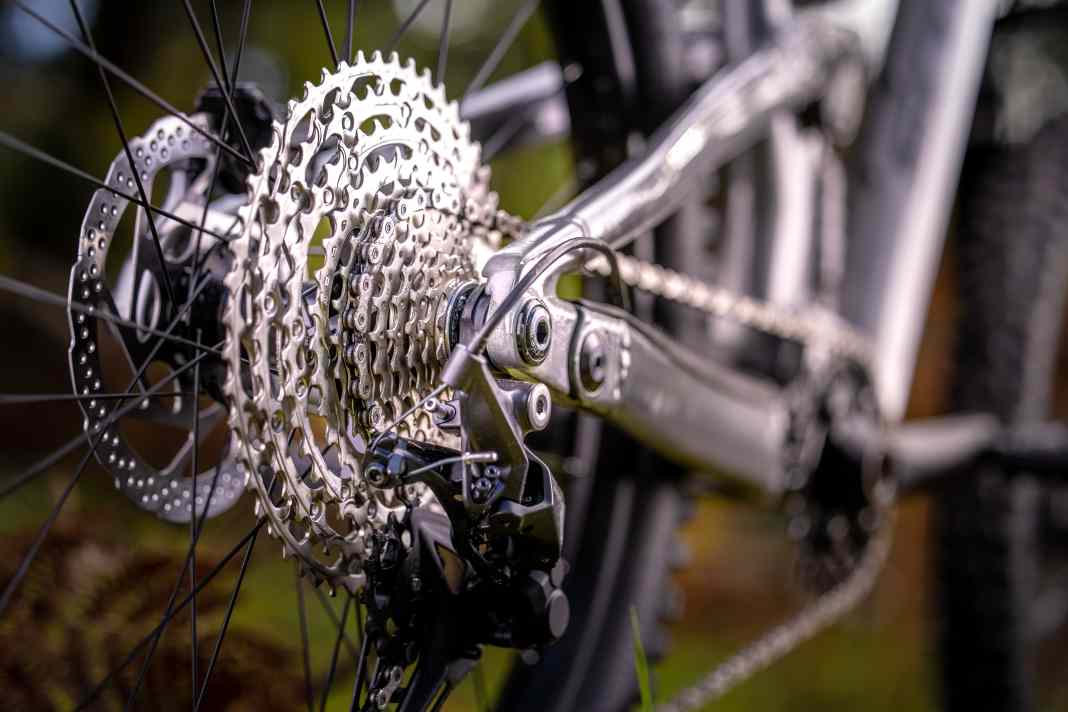 Der 11-fach Antrieb aus dem Deore-Regal von Shimano mit 11-51er-Kassette macht auch längere Touren möglich.