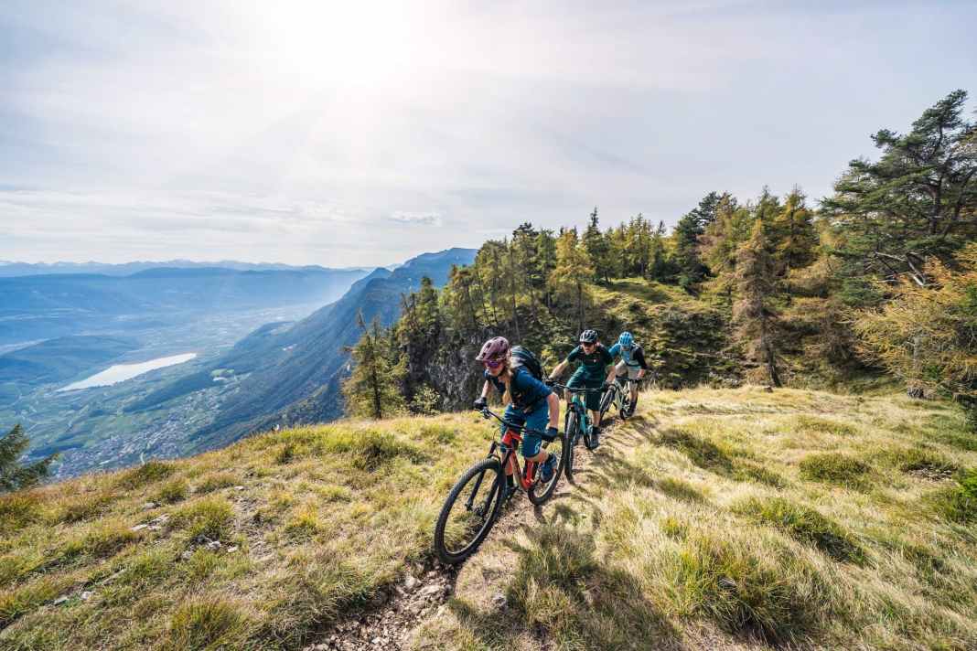 Trailbikes sind leicht genug, um mit ihnen über die Alpen zu fahren, und selbst vor anspruchsvollen Abfahrten schreckt man auf ihnen nicht zurück. Wie viel Alleskönner darf man für 4000 Euro erwarten?