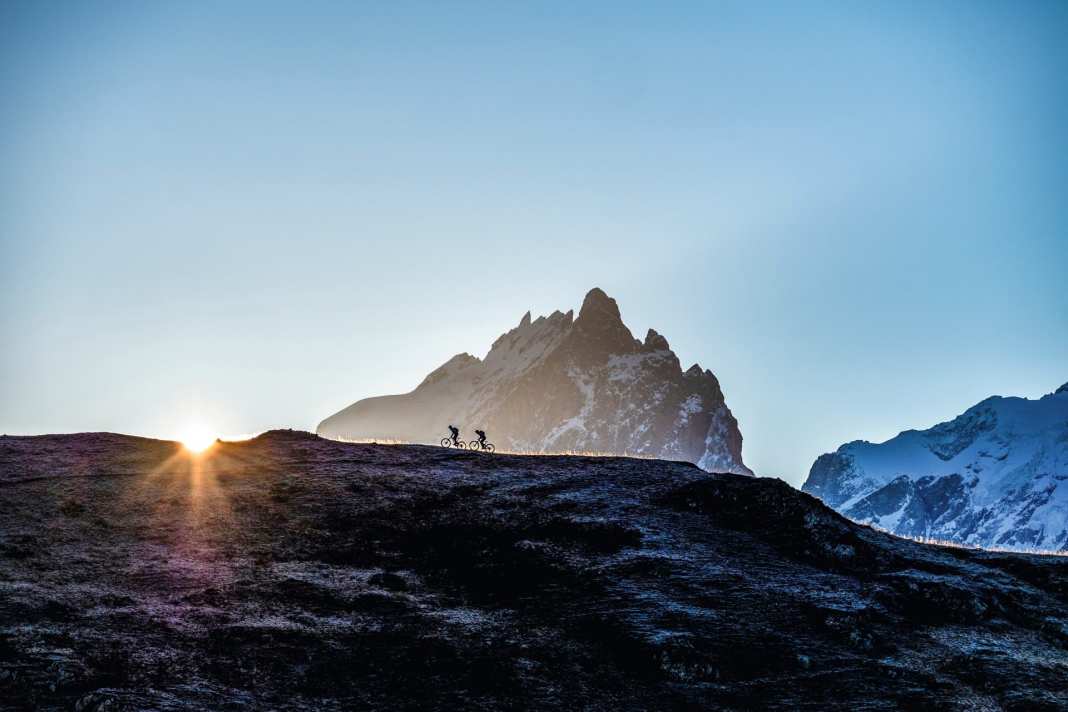 Tour de France und Megavalanche – den französischen Bergort Alpe d’Huez 
verbinden Radsportler mit Mythos und Schmerz. „Warum die schier endlosen Trails nicht einfach mal ohne  den Rummel genießen?“, dachte sich Fotograf Dan Milner – und litt am Ende doch.