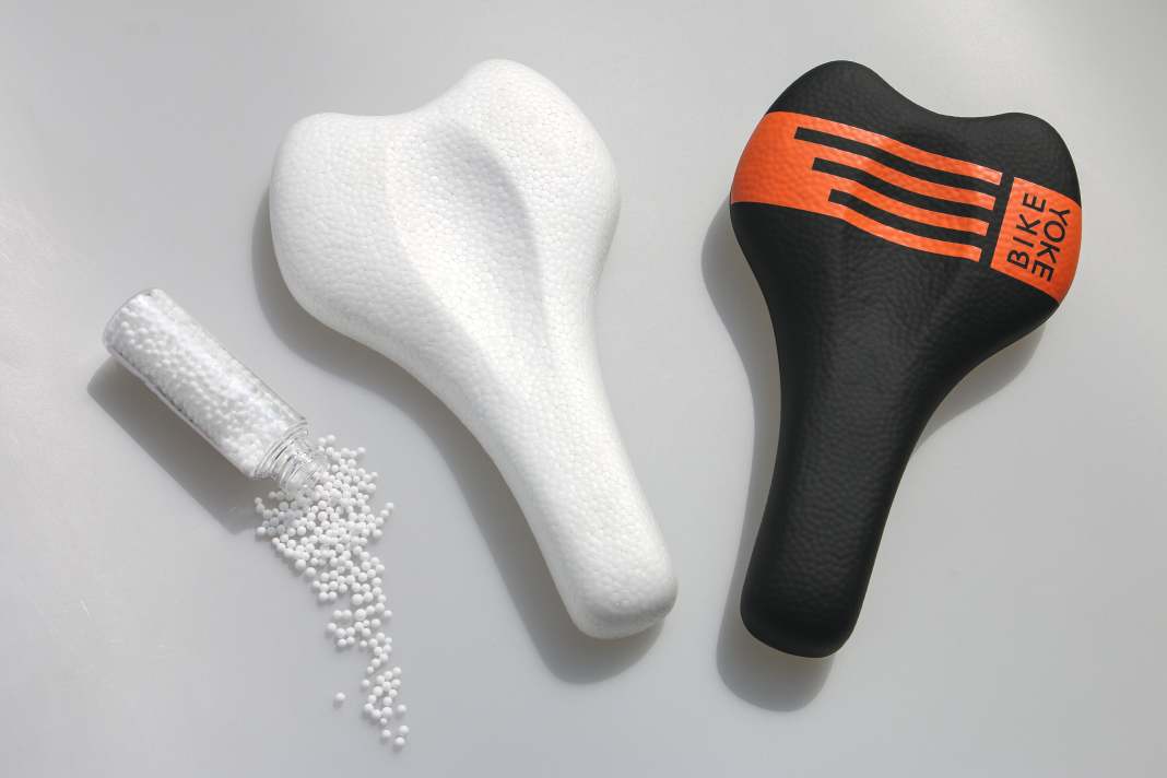 Bike Yoke Sagma: bisher sind die münchener Tüftler bekannt für Umlenkhebel, Teleskopstützen und Ähnliches. Der seitlich abkippende Sattel ist eines der raren Ergonomie-Produkte für die bergaborientierte Klientel.